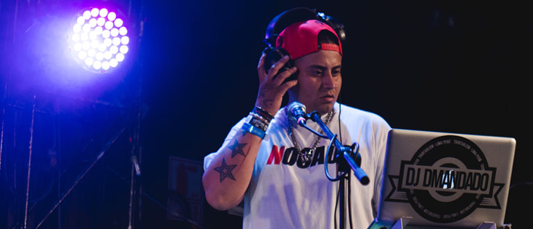 UNA TORNAMESA POLIFACÉTICA: EL RECORRIDO DE DJ DMANDADO A LOS PLATOS DE FMS PERÚ