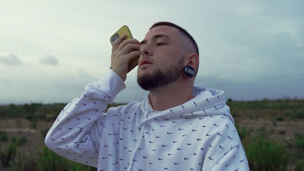EL MENSAJE SECRETO EN EL NUEVO VIDEO DE KAZE, “MAMA MÍA”