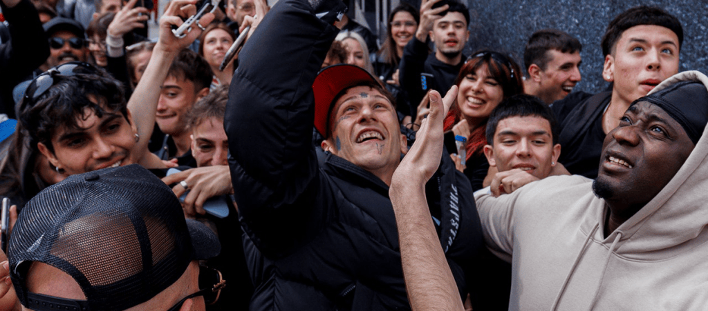 YOUNG BEEF LANZA DINERO Y SIEMBRA EL CAOS EN PLENO CENTRO DE MADRID