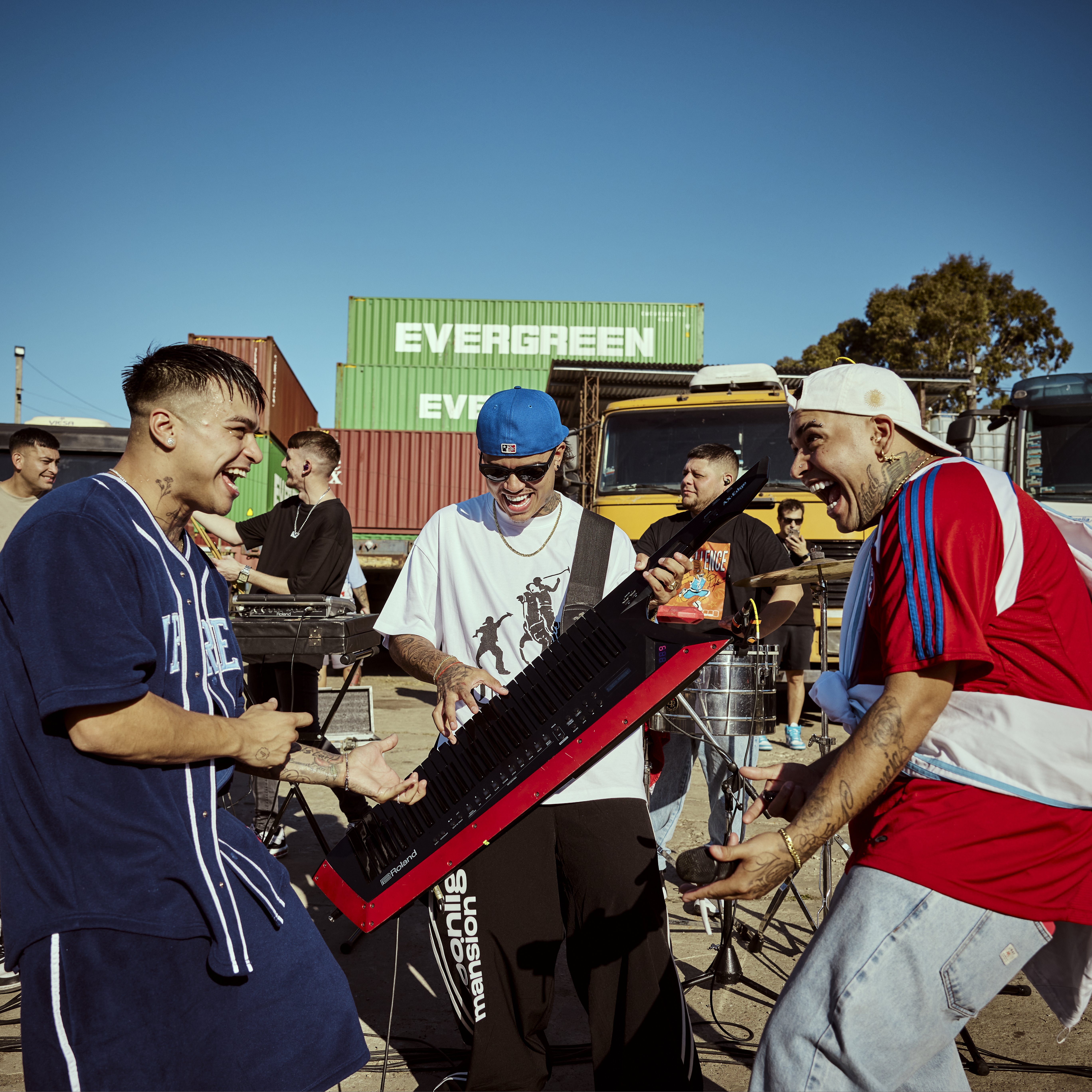 CALLEJERO FINO PRESENTA “TE INVITO A BAILAR” JUNTO A LA T Y LA M